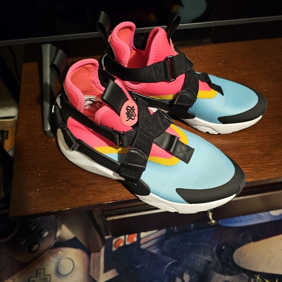 Nike Air Huarache City 7.5 - Picture 1 of 5